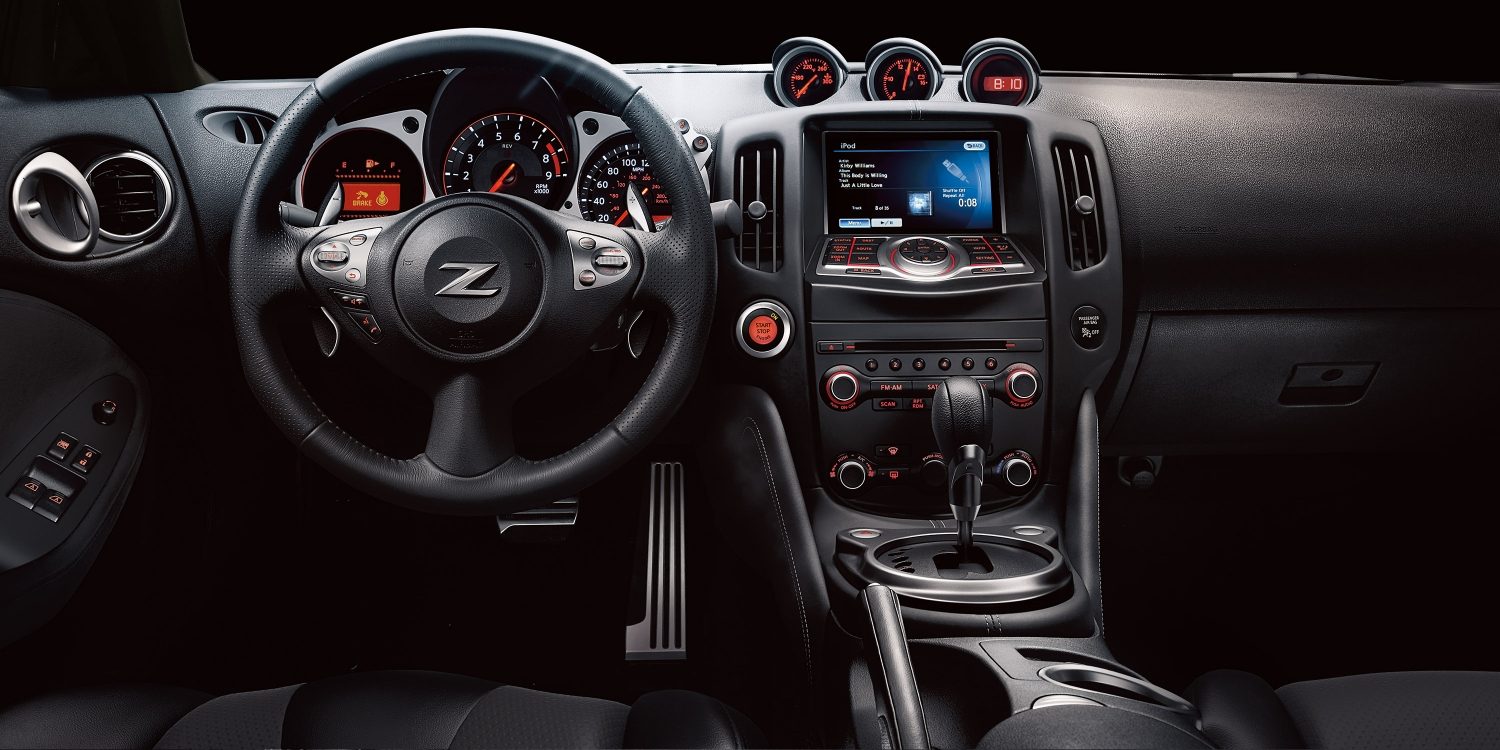 Nissan 370Z Coupe dash   