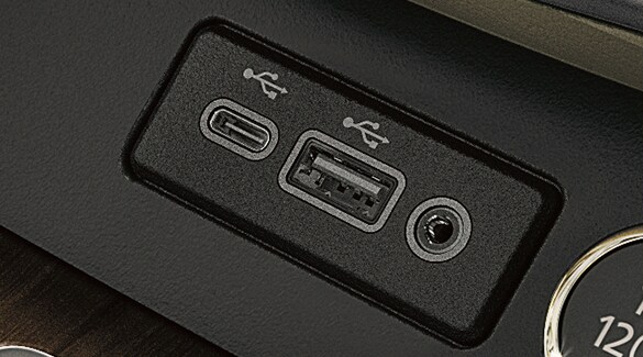 2022 Nissan Murano USB-A and USB-C ports