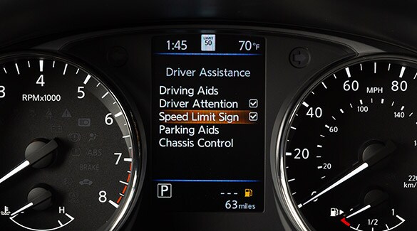 2022 Nissan Rogue Sport Showing Traffic Sign Recognition On Screen Between Gauges